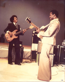 Phil Upchurch playing bass with George Benson